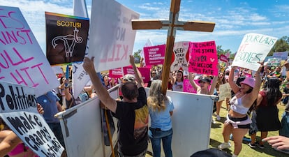 Manifestantes a favor y en contra del aborto coinciden en Santa Ana, California (EE.UU.), el 14 de mayo pasado.