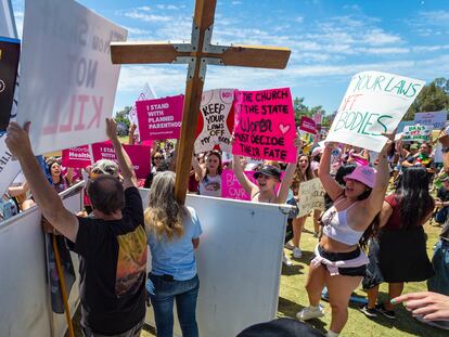 Manifestantes a favor y en contra del aborto coinciden en Santa Ana, California (EE.UU.), el 14 de mayo pasado.