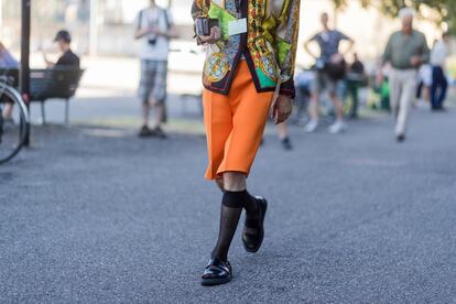 Mezcla de estilos y colores para el look unisex y atemporal de uno de los invitados a la ultima edición de la semana de la moda masculina en Milán.