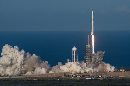 Vista del lanzamiento del cohete Falcon 9 en el Centro Espacial Kennedy en Cabo Cañaveral, Florida (EE UU). La empresa estadounidense SpaceX intenta hacer historia al reutilizar por primera vez un cohete, el Falcon 9, que en 2016 fue usado para transportar insumos a la Estación Espacial Internacional de la NASA.