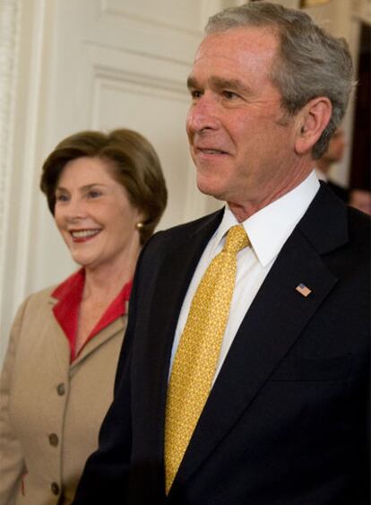 El matrimonio Bush, durante la ceremonia de entrega de la Medalla Presiencial a la Libertad.
