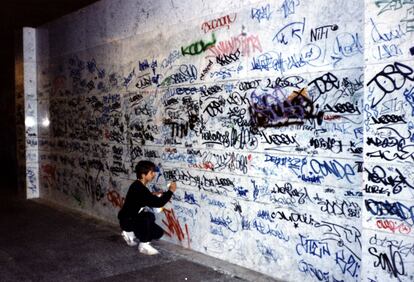 Stimie firmando en 1989.