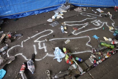 Marcas que señalan el lugar donde fallecieron dos de las víctimas de la estampida a la salida del túnel en la Loveparade de Duisburgo.