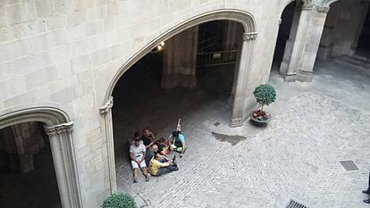 Trabajadores del Bincing, sentados en el patio del Ayuntamiento.