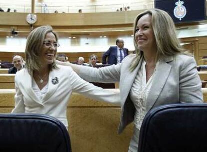 Carme Chacón y Trinidad Jiménez, ayer durante la sesión de control al Gobierno en el Senado.