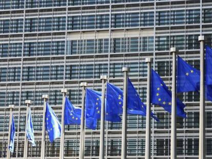 Detalle de las banderas de la Unión Europea que ondean frente a la sede de la Comisión Europea en Bruselas. 
 