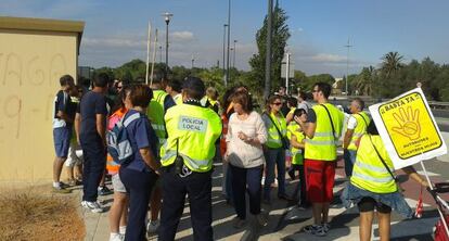 La Guardia Civil interroga a los padres, en el momento en que suspende la marcha.