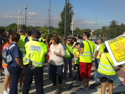 La Guardia Civil interroga a los padres, en el momento en que suspende la marcha.