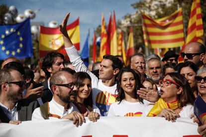 Los líderes de PP y Ciudadanos también han pedido unidad, pero han criticado al Gobierno de Pedro Sánchez. En la imagen, el líder de Ciudadanos, Albert Rivera, saluda a los asistentes a la marcha junto a Inés Arrimadas.