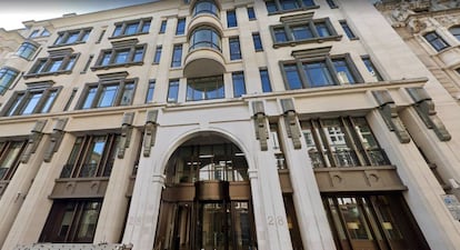 Otro edificio londinense adquirido por Ortega es Almack House. Se hizo con él en 2015 por unos 225 millones de libras (294 millones de euros al cambio de entonces). El edificio está distribuido en sótano, planta baja y siete plantas.