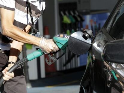 Un conductor reposta en una gasolinera de Madrid. 