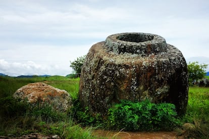 Esparcidas por una gran llanura del centro de Laos, el llamado Llano de las Tinajas, unas 2.100 jarras megalíticas de forma tubular (como las de la imagen) sirvieron como enterramientos en la Edad del Hierro (desde el 500 antes de Cristo hasta el 500) en esta región del Sudeste asiático. Junto a ellas se han encontrado lápidas, canteras, objetos funerarios y otros tipos de tumbas.