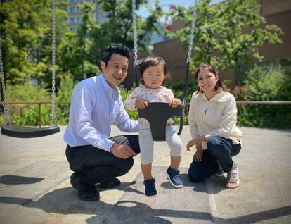 Anna Kurokawa, junto con su marido y la hija de ambos, Ari, en Tokio.