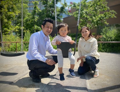 Anna Kurokawa, junto con su marido y la hija de ambos, Ari, en Tokio.