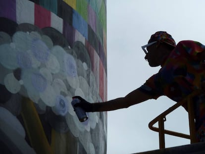 Okuda aplicando sus diseños y su característica paleta de colores al faro de Ajo. "No sé cuántos emplearemos, ciento y pico", dice. |