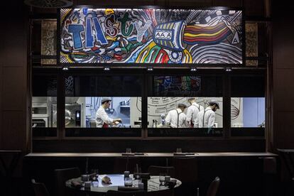 El equipo de Condividere trabaja en la cocina abierta a la sala, que cuenta con una barra.