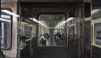 'The L train', una de las pinturas de Richard Estes que se puede ver en la Galería Marlborough de Barcelona.