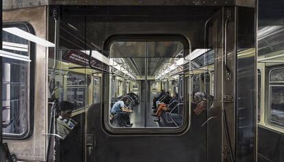 &#039;The L train&#039;, una de las pinturas de Richard Estes que se puede ver en la Galer&iacute;a Marlborough de Barcelona.