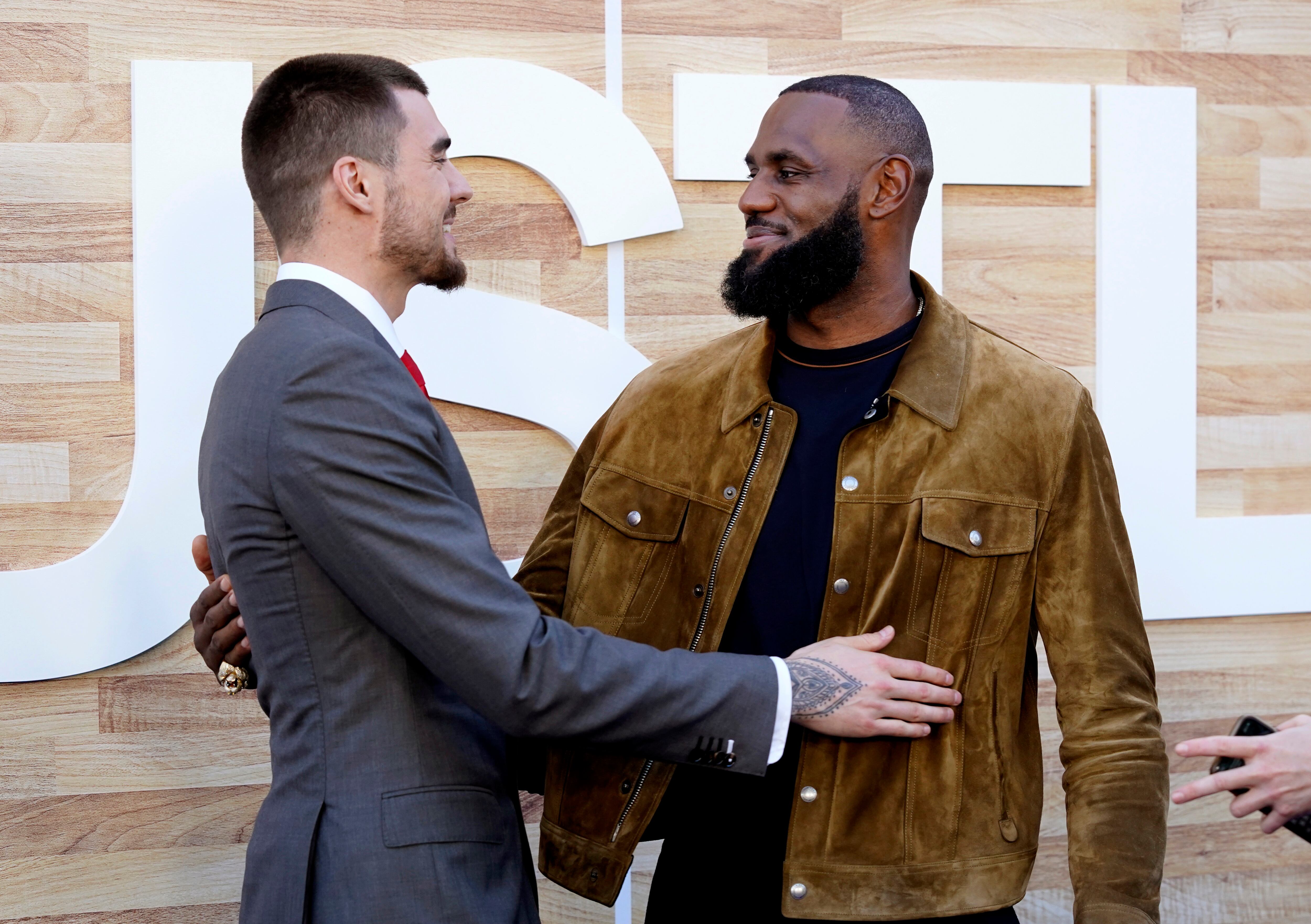 Juancho Hernangómez y LeBron James se saludan este miércoles en Los Ángeles durante la presentación de 'Garra' ('Hustle', en inglés).