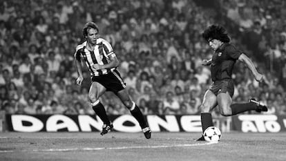 Diego Armando Maradona, cuando era jugador del Barça, en un partido contra el Athletic de Bilbao en 1983.