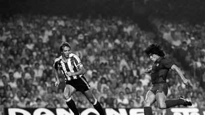 Diego Armando Maradona, cuando era jugador del Barça, en un partido contra el Athletic de Bilbao en 1983.