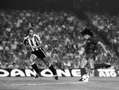 Diego Armando Maradona, cuando era jugador del Barça, en un partido contra el Athletic de Bilbao en 1983.