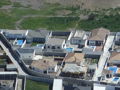 Vista aérea de los chalets ilegales de la barriada de El Zabal, en la Línea (Cádiz).