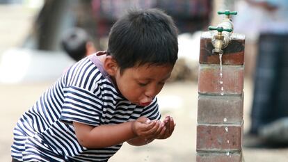 Un niño bebiendo agua en Panabaj, Guatemala