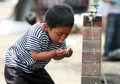 Un niño bebiendo agua en Panabaj, Guatemala
