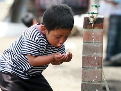 Un niño bebiendo agua en Panabaj, Guatemala. Foto: Banco Mundial