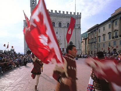 Gubbio celebra cada año a finales de mayo (este año, el pasado día 29) la fiesta del Palio della Balestra en su Piazza Grande.