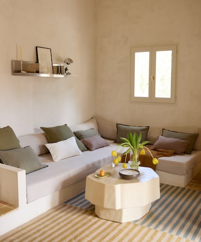 La casa es blanca, con baldas de obra y formas sencillas. “Aquí es donde me siento más creativa”, asegura.
