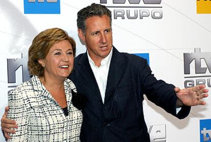 Carmen Caffarel, junto a Lorenzo Milá, en la presentación de la temporada 2004-2005.