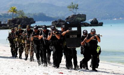 El cierre se ha producido con un impresionante despliegue de seguridad que incluyó a policías armados con rifles. En la imagen, miembros del equipo SWAT de la policía participan en un simulacro de toma de rehenes, un día antes del cierre de la isla, el 25 de abril de 2018.