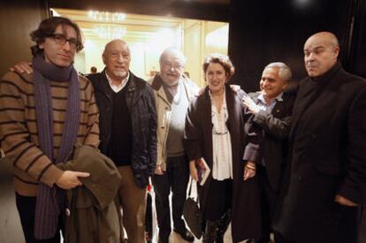 De izquierda a derecha, David Trueba, Manuel Vicent, José Luis García Sánchez, Monserrat Domínguez, Juan Cruz y Antonio Resines, en la presentación, ayer en Madrid, del libro <i>Egos revueltos.</i>