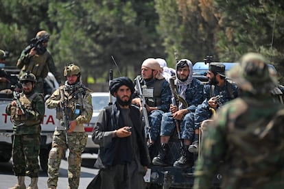 Fuerzas especiales de los talibanes (izquierda) junto a otros miembros de la milicia radical, en una calle de Kabul el 29 de agosto.