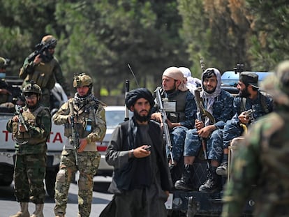 Fuerzas especiales de los talibanes (izquierda) junto a otros miembros de la milicia radical, en una calle de Kabul el 29 de agosto.