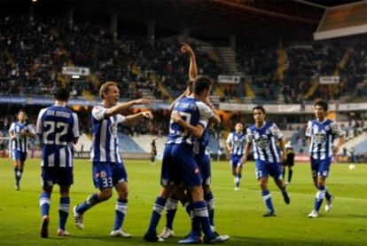 Los jugadores del Deportivo celebran un gol.