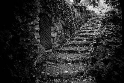 Arriba, acceso a un pasadizo con salida al exterior del Campo del Moro.