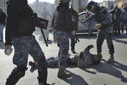 La policía arresta a un manifestante herido en el centro de Beirut (Líbano).