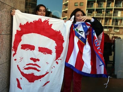 Hinchas del Atleti sujetan una pancarta con el rostro de Fernando Torres.