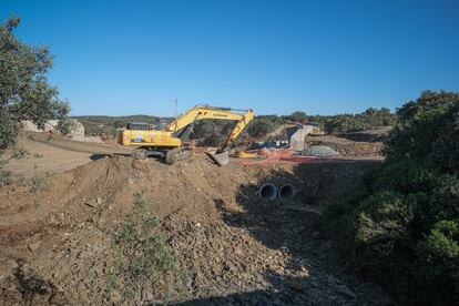 Obras de remodelación de la carretera N-523 en Extremadura, este mes.