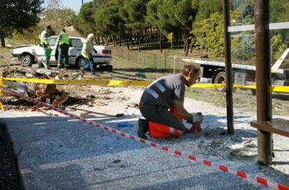 Guardias civiles y operarios trabajan en la calle Josefa Valcárcel de Madrid, donde un hombre de 35 años ha fallecido tras ser arrollado en una parada de autobús por un vehículo.