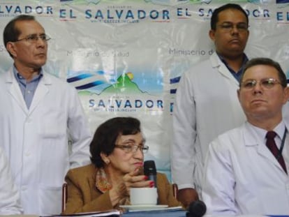 La ministra de Salud de El Salvador, Mar&iacute;a Isabel Rodr&iacute;guez, y los m&eacute;dicos de Beatriz. 
