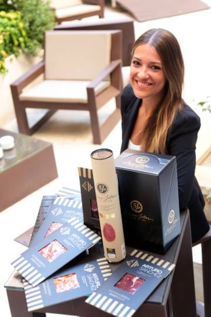 Andrea Gonz&aacute;lez, cofundadora de Jamonprive, junto a productos vendidos por la firma.