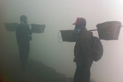 Sin mascaras de gas, sin guantes, sin la protección adecuada, caminando por senderos imposibles cargados con hasta 100 kilos de azufre solidificado a sus espaldas, estos hombres se juegan la vida cada vez que bajan al volcán. Todos los días se extraen 13 toneladas de azufre de esta mina asesina.