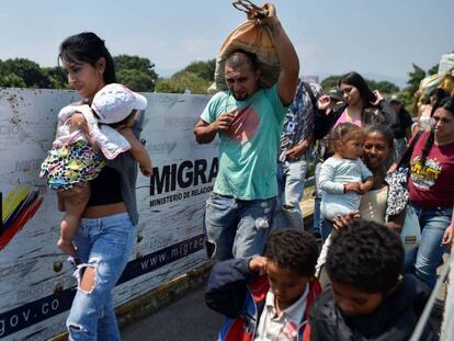 Un grupo de venezolanos en el puente Simón Bolívar que conecta con Colombia.