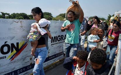 Un grupo de venezolanos en el puente Simón Bolívar que conecta con Colombia.