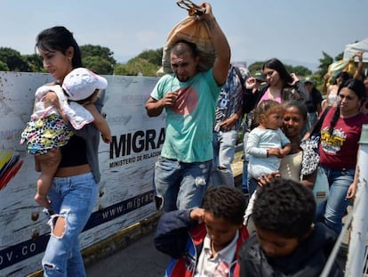 Un grupo de venezolanos en el puente Simón Bolívar que conecta con Colombia.