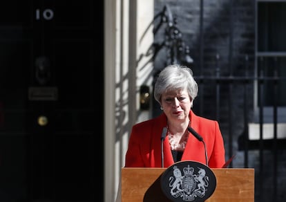 May ha señalado que deja a su sustituto la tarea de cumplir lo que los británicos votaron en junio de 2016, en la medida en que "si se le da a la gente la opción de decidir, luego hay que hacer todo lo posible por ejecutar dicha decisión". En la imagen, May durante el anuncio de su dimisión.